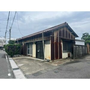 小出様貸家の駐車場