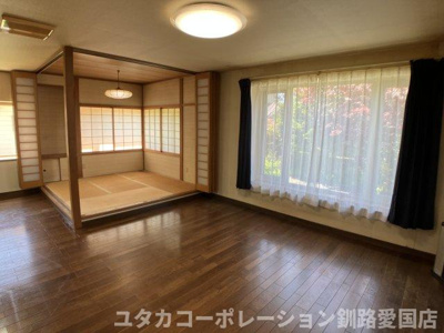 【居間・リビング】 | 美原5丁目28-7売家 | リビングの隣に続く和室も魅力的！