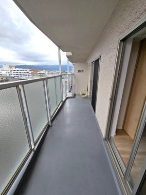 【バルコニー】 | ローレルハイツ大橋 | コンパクトでお手入れしやすいバルコニー。日々のお洗濯にも便利です☆