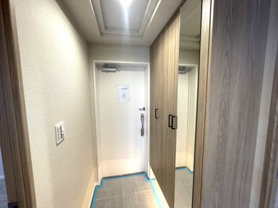 【玄関】 | ロイヤルマンションユトリテ田島 | シューズボックス＆鏡付き！出かける前に身だしなみチェックができるので便利ですよ♪
