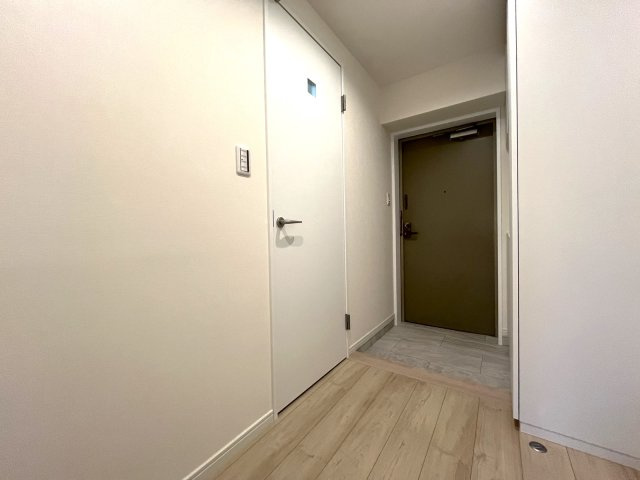 【玄関】 | オリエントハイツ小戸 | シューズボックス＆鏡付き！出かける前に身だしなみチェックができるので便利ですよ♪
