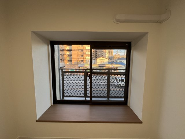 【その他】 | オリエントハイツ小戸 | 小窓付き！お部屋へのアクセントにもなりますし、換気もできて使い勝手よく便利ですよ♪