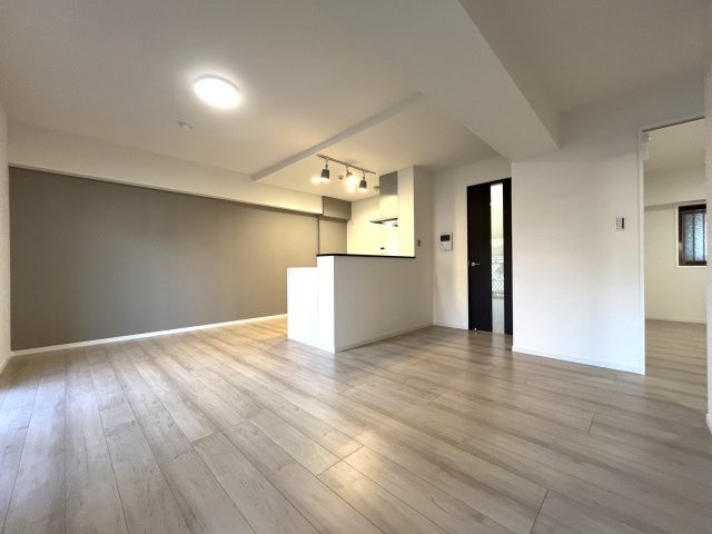 【居間・リビング】 | オリエントハイツ小戸 | 南向きにつき陽当たりよく日中は電気をつけずに快適にお過ごしいただけますよ♪