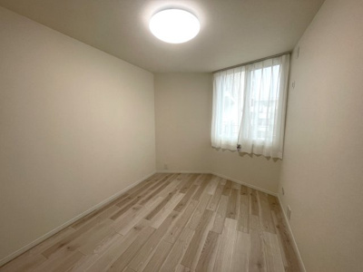 【洋室】 | 東峰マンション竹下 | 一日の疲れを優しく癒してくれる、落ち着きある居室デザインです。寝室によさそうです☆