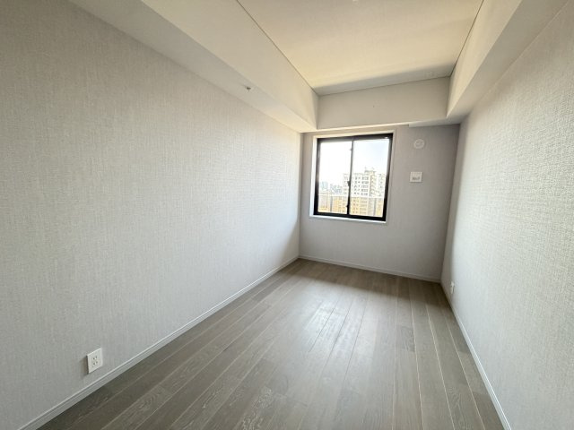 【洋室】 | グランドメゾン福岡The Central Luxe | 小窓付き！換気ができるので匂いや湿気がこもりにくく便利ですよ♪