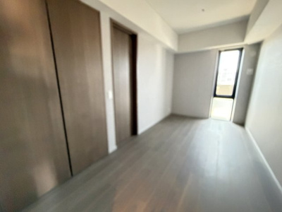 【洋室】 | グランドメゾン福岡The Central Luxe | 約6.7帖のお部屋☆寝室にしたり、書斎にしたり様々な使い方ができます☆ウォークインクローゼットとつな