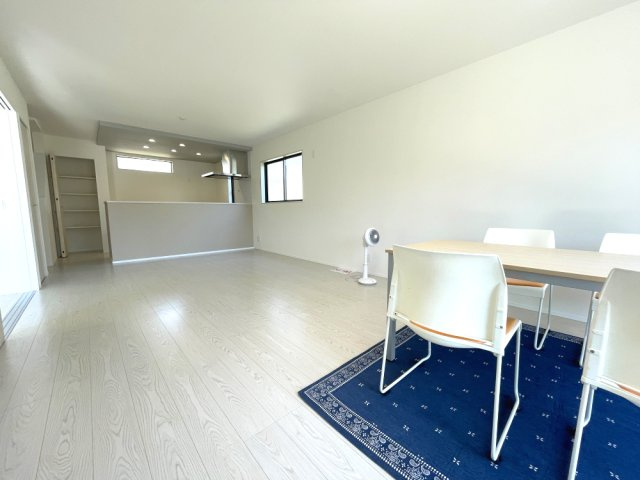 岡山市中区乙多見　戸建の居間・リビング|約20.1帖の開放感のあるリビングダイニングです。