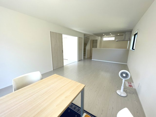 岡山市中区乙多見　戸建の居間・リビング|約20.1帖の開放感のあるリビングダイニングです。