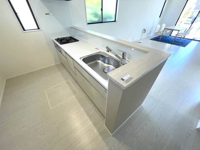 岡山市中区乙多見　戸建のキッチン|明るい対面式のオープンキッチンです。