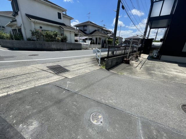 岡山市中区乙多見　戸建の駐車場|前面道路の様子です。