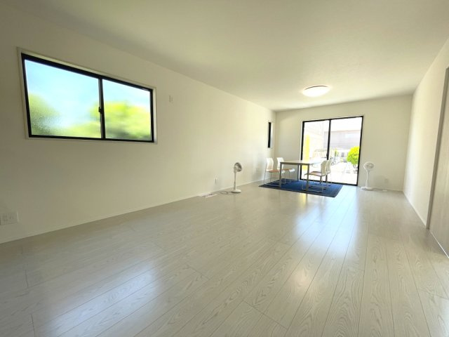 岡山市中区乙多見　戸建の居間・リビング|約20.1帖の開放感のあるリビングダイニングです。