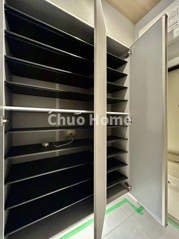 関屋ステーションハイツの玄関|【玄関】玄関には大型のシューズクローゼットを設置しておりますのでいつでもスッキリりとした空間を保てます。玄関周りを清潔に使うのはとても大事なことですよね。