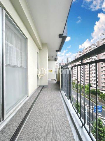 関屋ステーションハイツのバルコニー|【バルコニー】幅もあって、奥行きもあるゆとりのバルコニー。洗濯物を干したり乾かしたりだけでなく、ただ出てみるだけでも気持ちいいですよ。