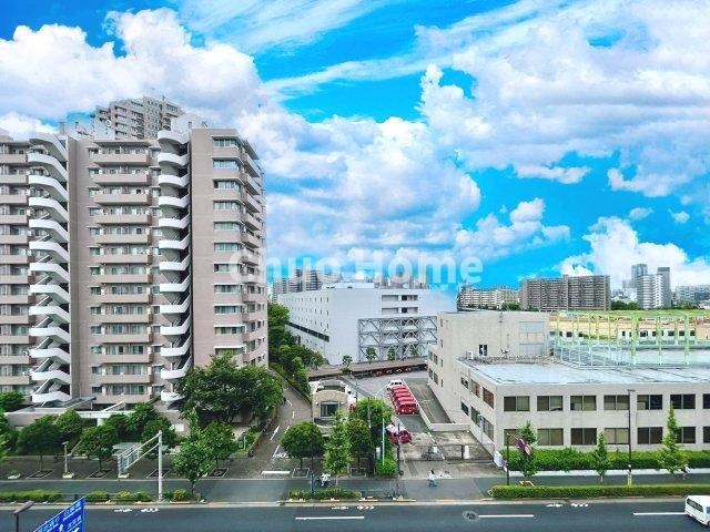 関屋ステーションハイツの展望|手を伸ばせば、ふれることが出来そうな環境が、そのままインテリアになったような印象です。その豊かな眺望にふさわしい空間には、通風・採光にも優れ、心地よい光と風があふれています