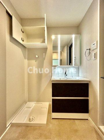 関屋ステーションハイツの独立洗面台|【洗面化粧台】洗面化粧台には三面鏡を採用。身だしなみを整えやすい事はもちろんですが、鏡の後ろに収納スペースを設ける事により、散らかりやすい洗面スペースをすっきりさせる事が出来るのも嬉しいですね