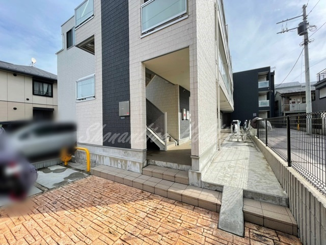 大和市上草柳１丁目の賃貸マンションのエントランス