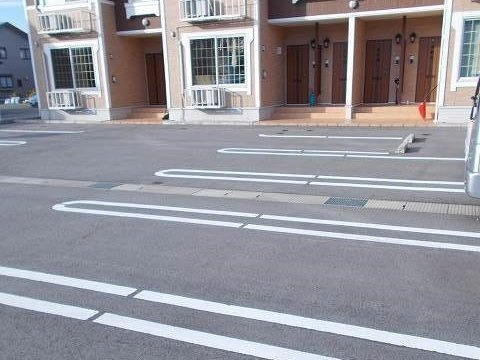 ルミエールの駐車場|車をお持ちの方に嬉しい駐車場付きの物件です