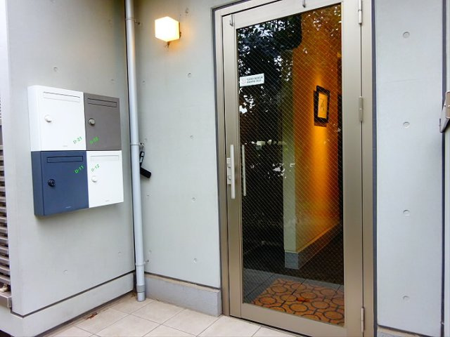 油面パークヴィレッジD棟のエントランス