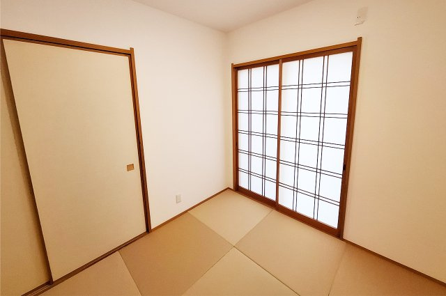 堺市東区草尾の和室|和室：半帖畳新調、クロス・襖・障子を貼替え済み。押入収納付き。客間やくつろぎスペースにぴったり。