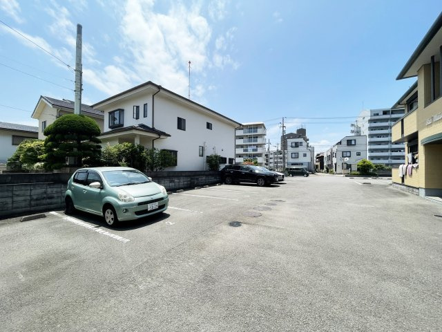 シャーメゾン末広の駐車場