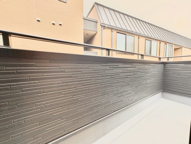 杉並区高円寺北4丁目　新築戸建のバルコニー|陽当り良好の南向きバルコニーで、お洗濯物干しもはかどります。

現地ご見学希望・資料請求などお気軽にお問い合わせ下さい！
03-5990-5201