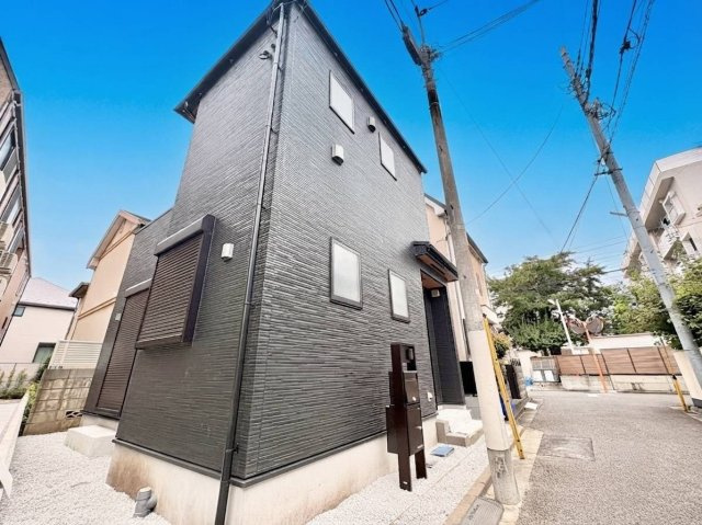杉並区高円寺北4丁目　新築戸建の前面道路含む現地写真|良好な住環境が守られてきた、第一種低層住居専用地域の住宅街です。

現地ご見学希望・資料請求などお気軽にお問い合わせ下さい！
03-5990-5201