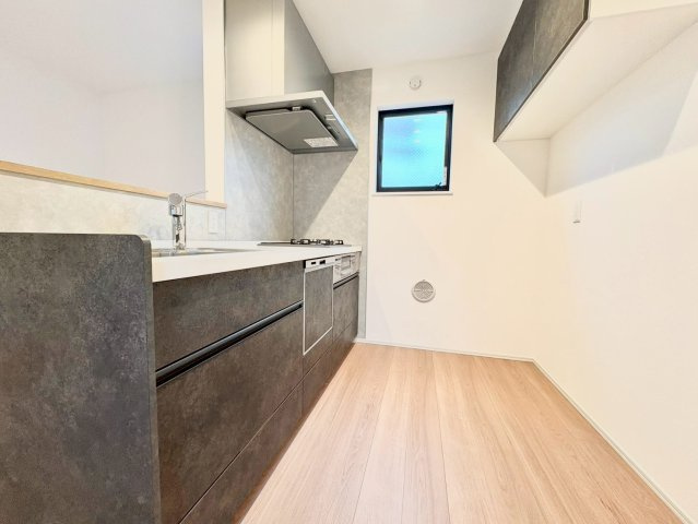 杉並区高円寺北4丁目　新築戸建のキッチン|横一列にシンクとコンロをまとめたシンプルなシステムキッチン。動きやすさが魅力です！

現地ご見学希望・資料請求などお気軽にお問い合わせ下さい！
03-5990-5201