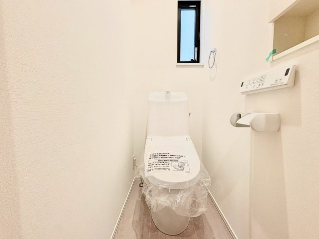 杉並区高円寺北4丁目　新築戸建のトイレ|ウォシュレット付きのトイレはいつも快適！

現地ご見学希望・資料請求などお気軽にお問い合わせ下さい！
03-5990-5201