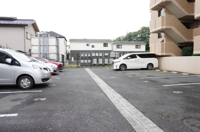 アーベントハイム北越谷の駐車場
