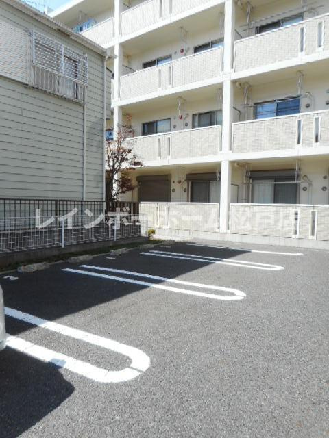 グラース 【非対面対応】接客・申込・契約オンライン！LINE×相談可！の駐車場