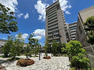 【外観】 | シャルマンフジ堺シティフロント | ゆとりある緑地帯が配置された敷地は高級感がひときわ目を引きます。