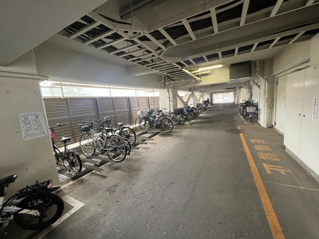イト－ピア市川マンションの駐車場
