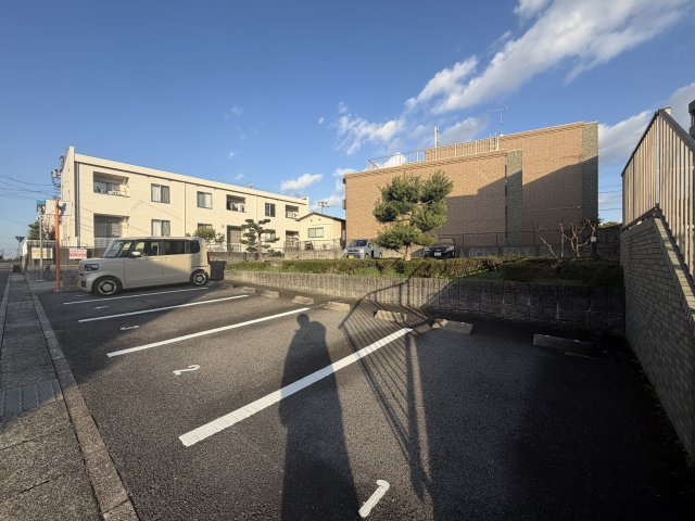 シンシア東山台の駐車場