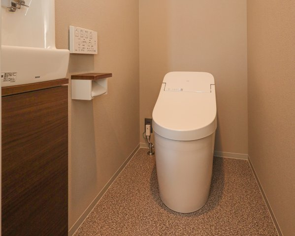 草津市芦浦町　天然木ガレージハウスのトイレ|1階トイレです（TOTO）
