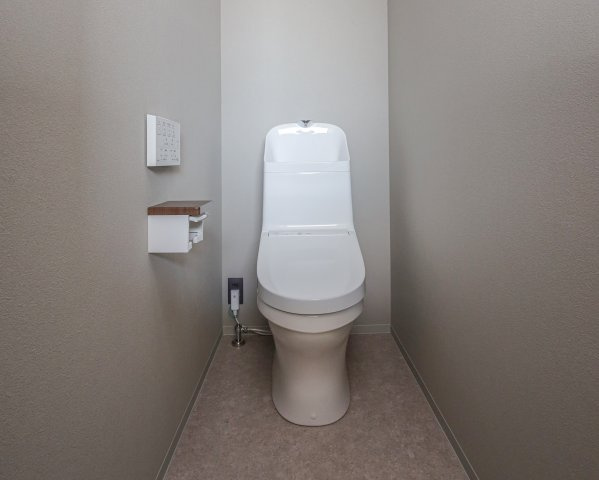 草津市芦浦町　天然木ガレージハウスのトイレ|2階トイレです（TOTO）