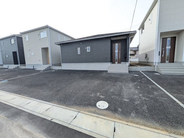 常総市本石下　第12　新築戸建て　３号棟の前面道路含む現地写真|写真だけでは伝わらない快適さを、ぜひ現地で体感しませんか？
即日見学可能です！平日のご案内も可能です♪
お気軽にお問合せまたはお電話ください！
0297-86-8370まで【リアライズ不動産】
