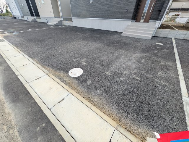 常総市本石下　第12　新築戸建て　３号棟の駐車場|駐車3台可能で、出し入れしやすいゆとりのカースペース。
月々の駐車場代が不要な点も大きな魅力です。