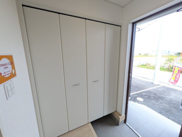 常総市本石下　第12　新築戸建て　３号棟の玄関|家族全員の靴がスッキリ片付く大容量シューズボックス完備。お客様を気持ちよく迎えられる、明るく清潔感あふれる玄関です。