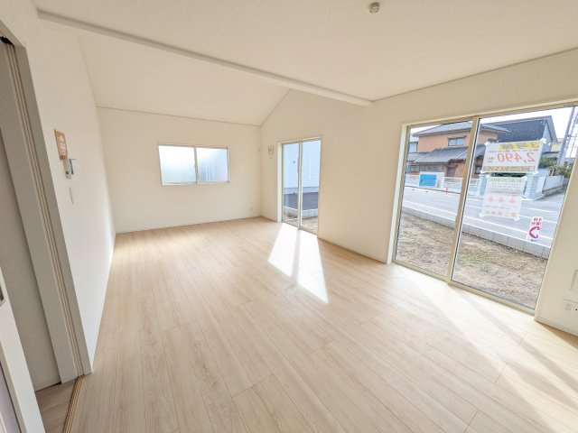 常総市本石下　第12　新築戸建て　３号棟の居間・リビング|家族の会話が自然と弾む、広々としたゆとりのLDK。南西向きの窓からたっぷりの光が射し込む明るく快適な空間です。