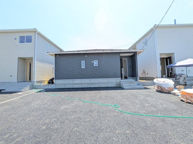 常総市本石下　第12　新築戸建て　３号棟の外観|【月々5万円台〜】
写真だけでは伝わらない快適さを、ぜひ現地で体感しませんか？
即日見学可能です！平日のご案内も可能です♪
お気軽にお問合せください！