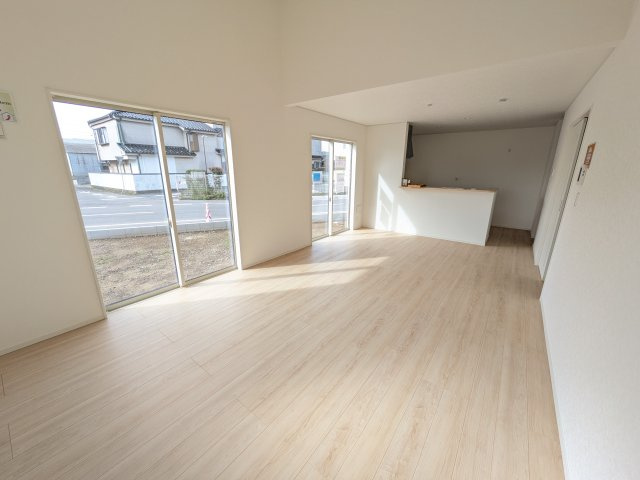 常総市本石下　第12　新築戸建て　３号棟の居間・リビング|居心地の良いデザインと機能性を両立。ご友人を招いたり、趣味を楽しんだり、様々なシーンで活躍する団らんの中心地です。