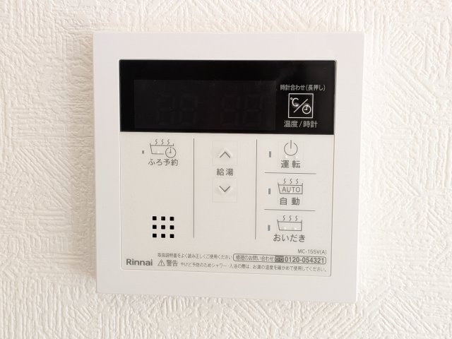 常総市本石下　第12　新築戸建て　３号棟のキッチン|キッチンからもお風呂の操作が可能な便利なリモコン。調理中にお湯張りや追い炊きができ、家事の効率がアップします♪