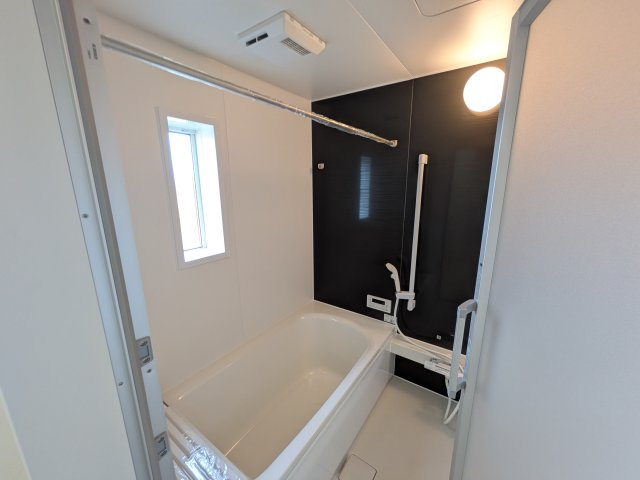 常総市本石下　第12　新築戸建て　３号棟の浴室|1坪タイプのゆったりとしたバスルームは浴室暖房換気乾燥機付きで、どんな季節でも快適なバスタイムを満喫出来ます♪ 窓付きで明るく開放的なところも良いですね！
