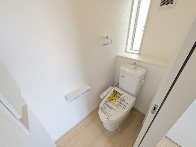 常総市本石下　第12　新築戸建て　３号棟のトイレ|少ない水でもパワフルに洗浄する節水設計。清潔さと機能性を両立させた、毎日気持ち良く使えるトイレ空間です。