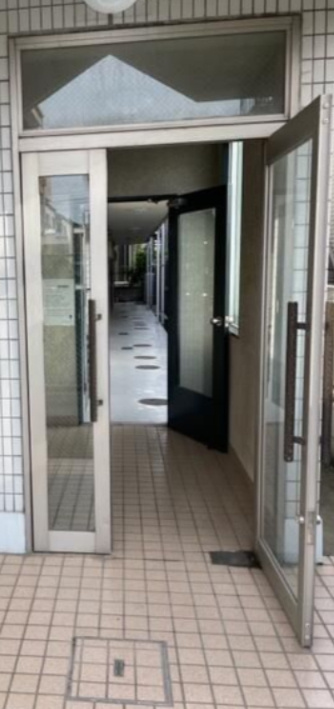 江戸川区上篠崎４丁目のアパートのエントランス