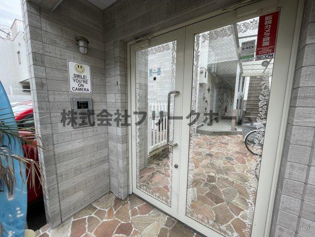 武蔵野市吉祥寺東町２丁目のアパートのエントランス
