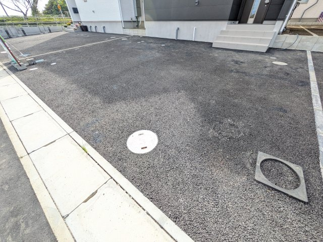 常総市本石下　第12　新築戸建て　5号棟の駐車場|駐車3台可能で、出し入れしやすいゆとりのカースペース。
月々の駐車場代が不要な点も大きな魅力です。