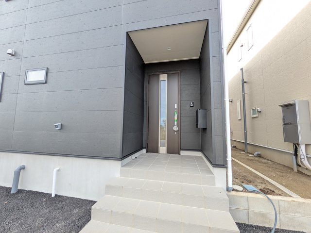 常総市本石下　第12　新築戸建て　5号棟の玄関|玄関ドアはカードキーで開閉も楽々♪
スマホでの開錠と施錠も可能です！
玄関上部には人感センサー付きのダウンライトがあるので、夜間の帰宅時に自動で点灯してくれます♪
防犯対策面にも一役買ってくれます！