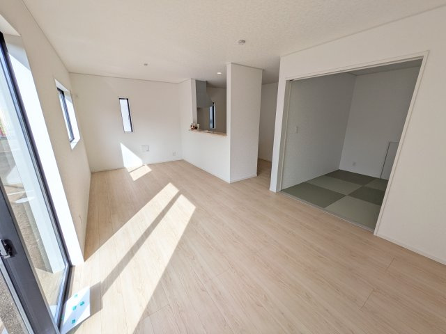 常総市本石下　第12　新築戸建て　5号棟の居間・リビング|家族の会話が自然と弾む、広々としたゆとりのLDK。南西向きの窓からたっぷりの光が射し込む明るく快適な空間です。