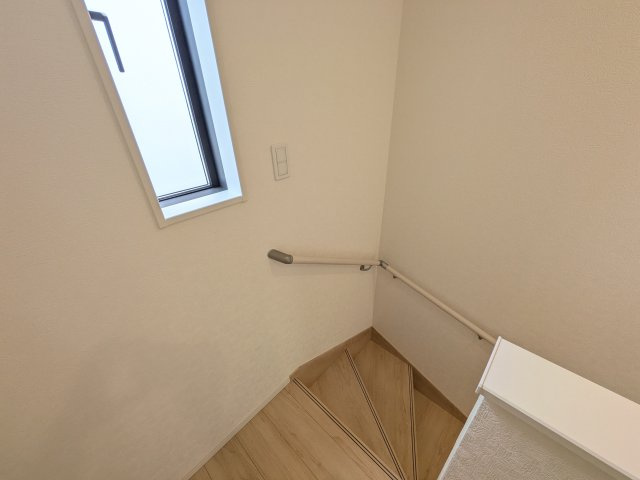 常総市本石下　第12　新築戸建て　5号棟の内装|窓付きで明るい階段は、手すり付きでお子様からご年配の方まで安心して上り下りができます♪